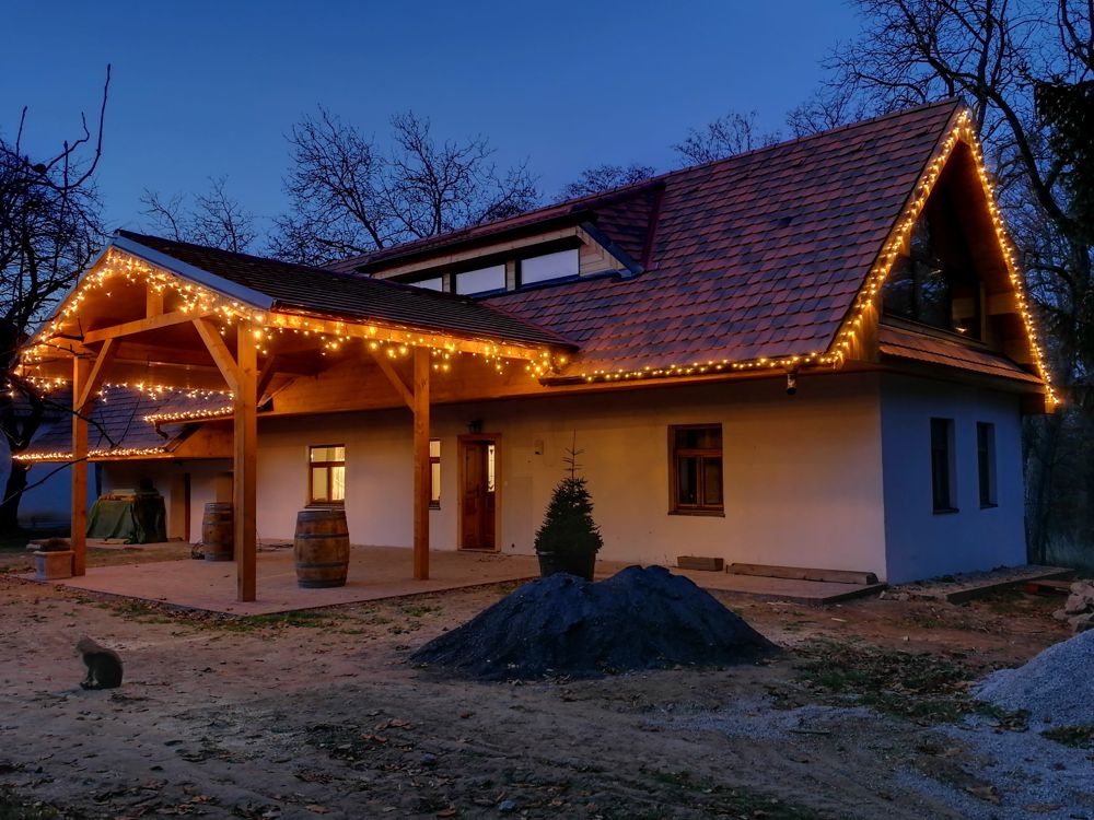 Jak přidělat vánoční světla na dům?